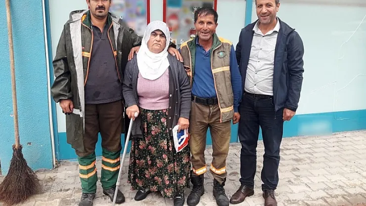 İnsanlık ölmemiş dedirtti: Yaşlı kadına kaybettiği parayı teslim etti!