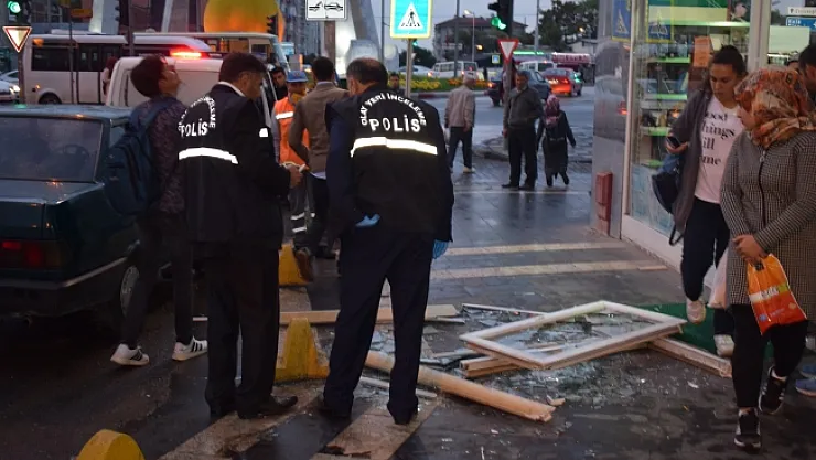 Kaldırımda yürüyen genç kız dehşeti yaşadı! Üzerine öyle bir şey düştü ki!...