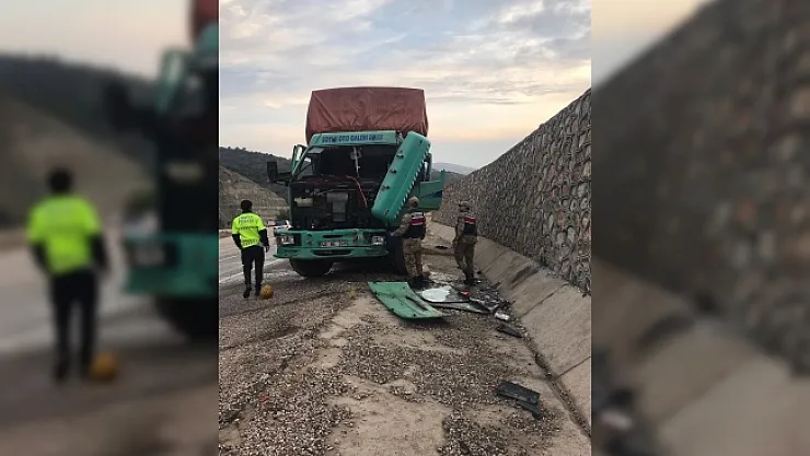 Tır istinat duvarına çarptı!