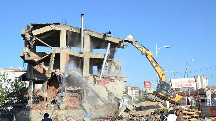 Yeşilyurt'ta riskli binalar yıkılıyor
