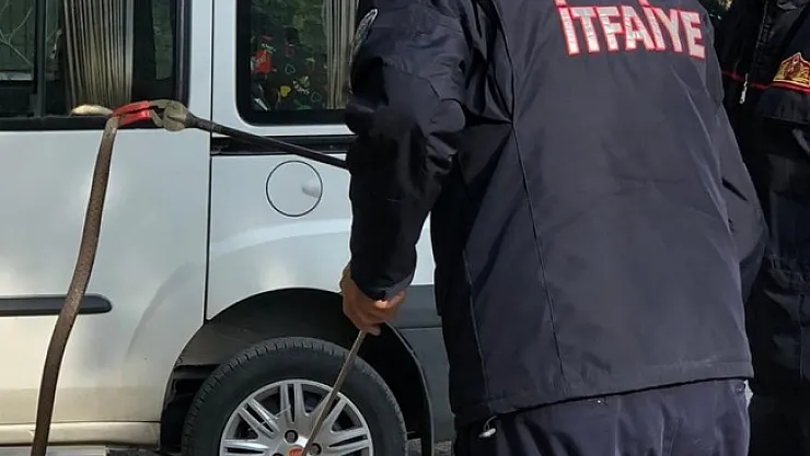 2 metre uzunluğundaki yılan korku dolu anlar yaşattı