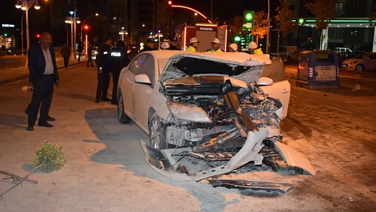 2 otomobil çarpıştı: 4 kişi yaralandı!