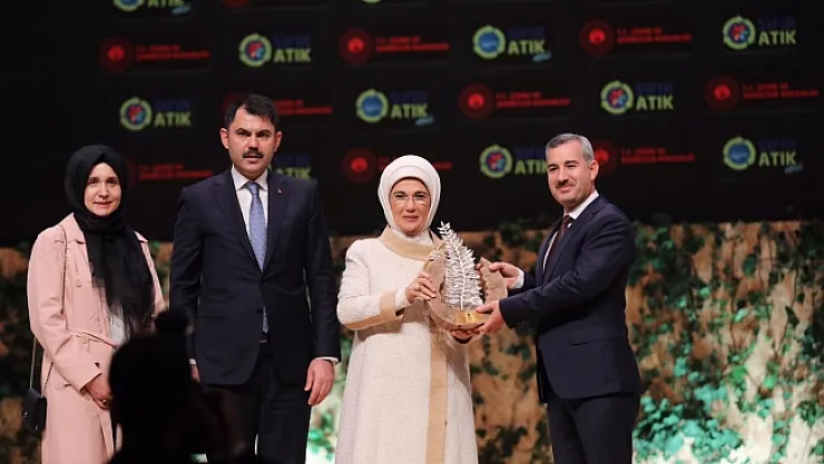 Başkan Çınar, ödülünü Emine Erdoğan'ın elinden aldı