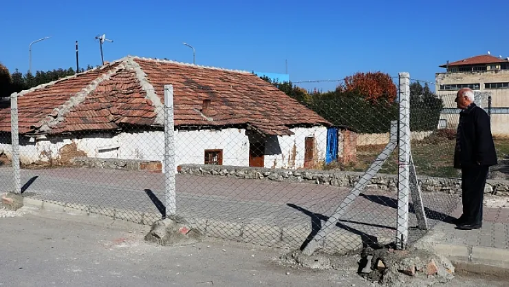 Belediyenin yaptığı kaldırımı tel örgüyle kapattılar