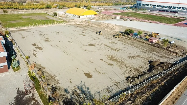 Çim saha tesisleri yenileniyor... En büyük desteği Büyükşehir Belediyesi verdi...