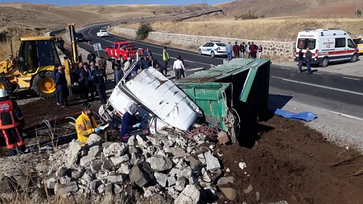 Devrilen gübre yüklü kamyonun sürücüsü can verdi!