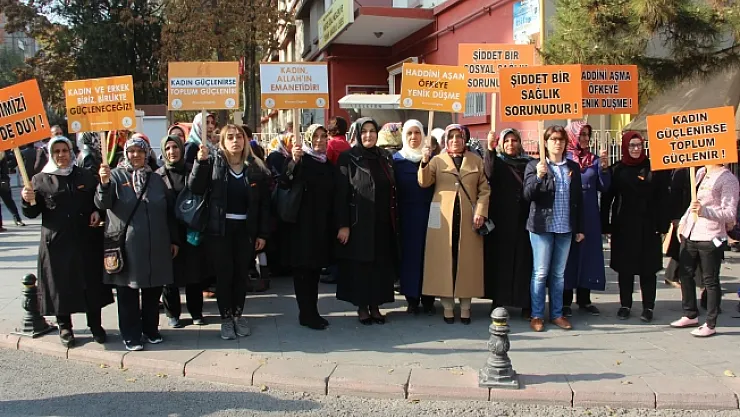 Kadına şiddete karşı omuz omuza yürüdüler...