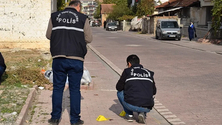 Kaldırımda yürürken bacağından vuruldu!