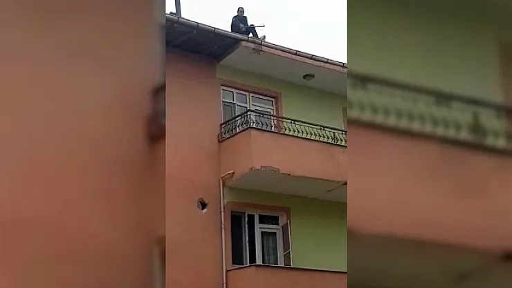 Mahsur kalan kedinin imdadına itfaiye yetişti