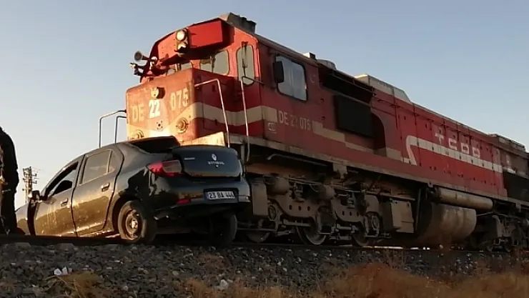 Malatya-Tatvan seferi yapan tren otomobile çarptı: 2 ölü!