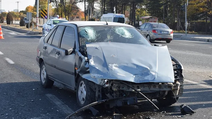 2 otomobilin karıştığı kazada 3 kişi yaralandı!