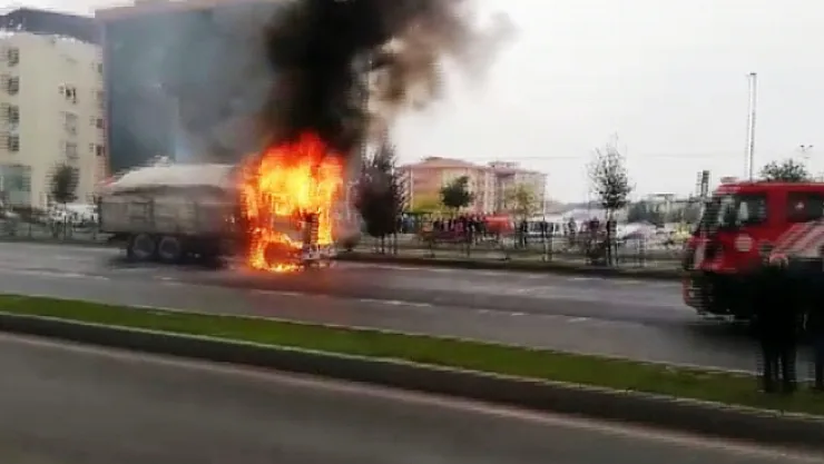 Seyir halindeki kamyon alev topuna döndü...
