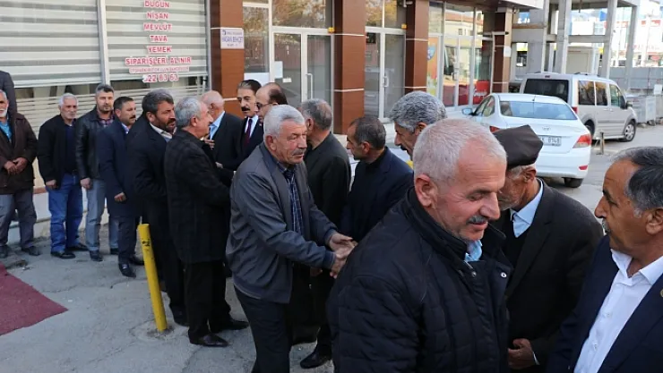 Sınır anlaşmazlığı barış yemeği ile tatlıya bağlandı