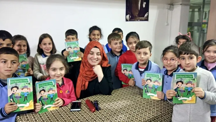 32 yıl sonra mezun olduğu okula kitap imzalamak için gitti...