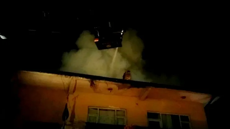Apartmanın çatısında çıkan yangın paniğe neden oldu!