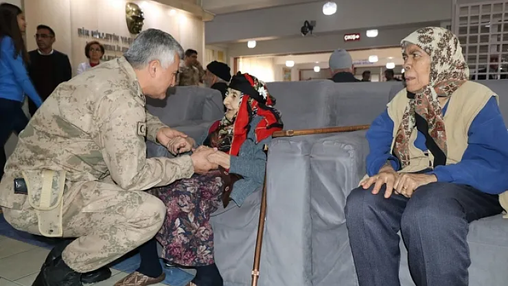 Jandarma'dan Huzurevine yılbaşı ziyareti