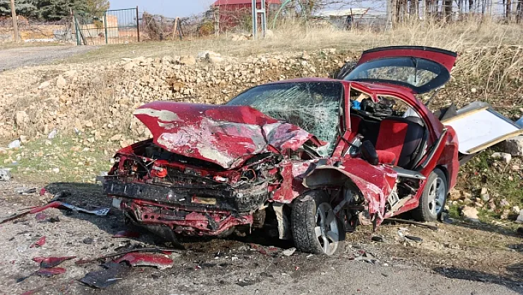 Karşı şeride geçerek otomobille çarpıştı: 1'i ağır 3 yaralı