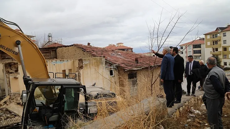 Metruk evler bir bir yıkılıyor