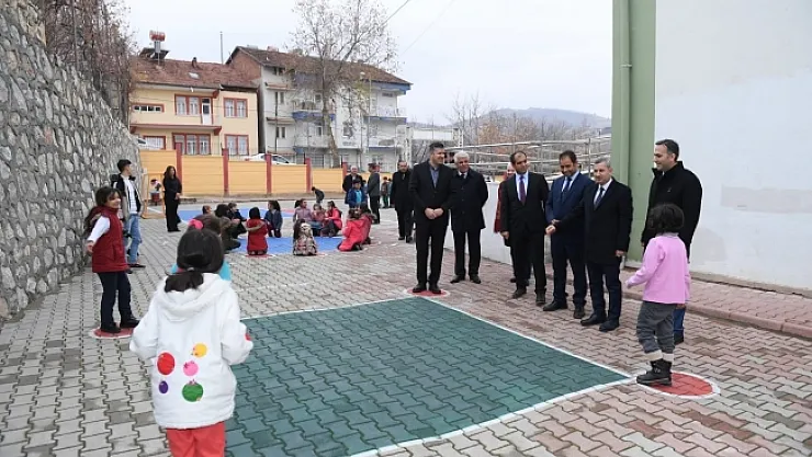 Okul bahçelerinde geleneksel çocuk oyun alanları oluşturuluyor