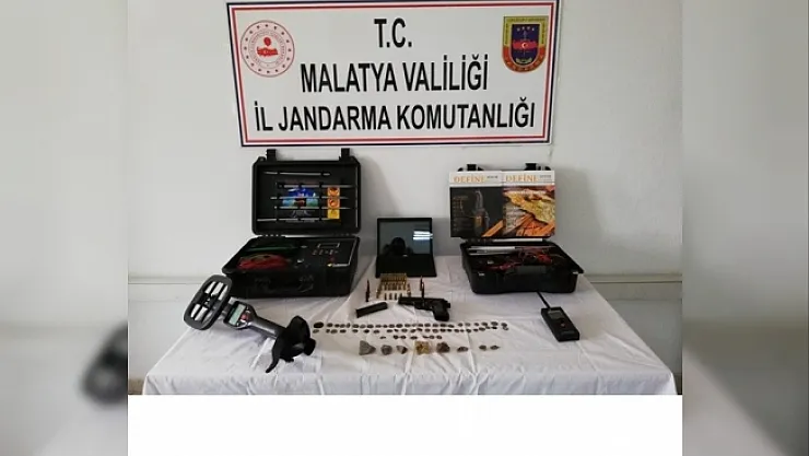 Tarihi eserler ve silah ele geçirildi