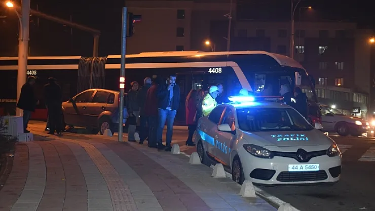 Trambüs ile otomobil çarpıştı: 2 kişi yaralandı!