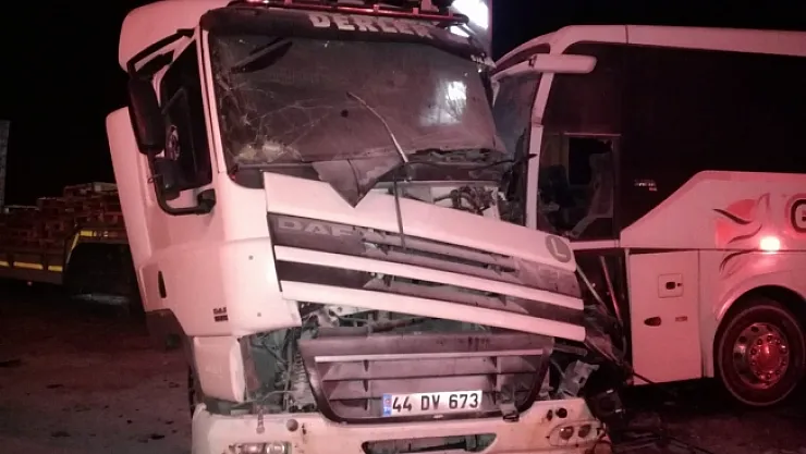 Yolcu otobüsü ile kamyonet çarpıştı: 2 kişi yaralandı!