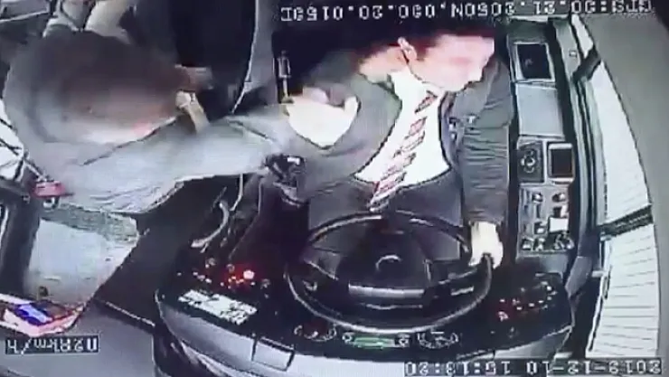 Yolcudan otobüs şoförüne yumruk