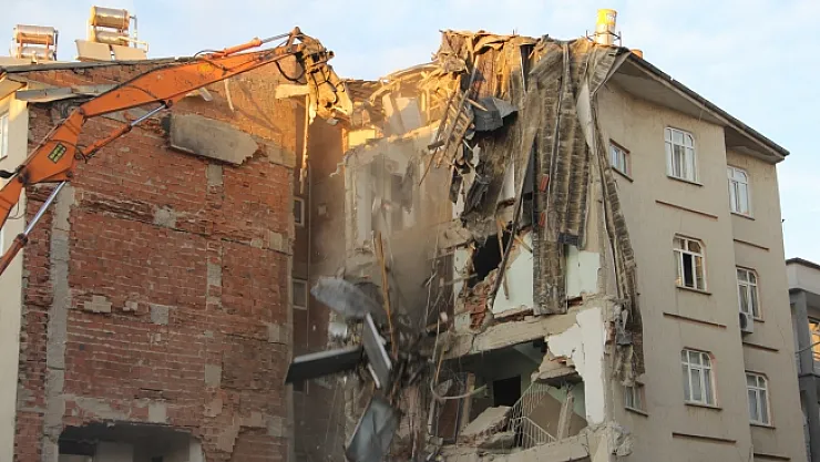 11 kişinin öldüğü 2 binanın enkazı kaldırılıyor!