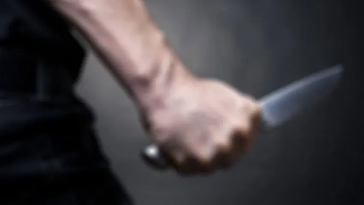 Aracın önünü kesip bıçakla saldırdılar!