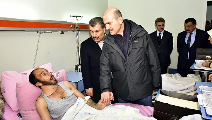 Bakanlar yaralı depremzedeleri ziyaret etti