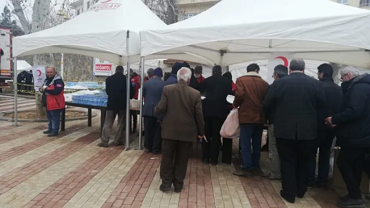 Deprem bölgesinde her gün sıcak yemek dağıtımı yapılıyor