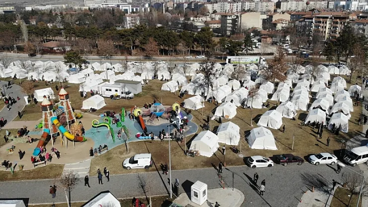 Depremzedeler çadır kentlerde!..