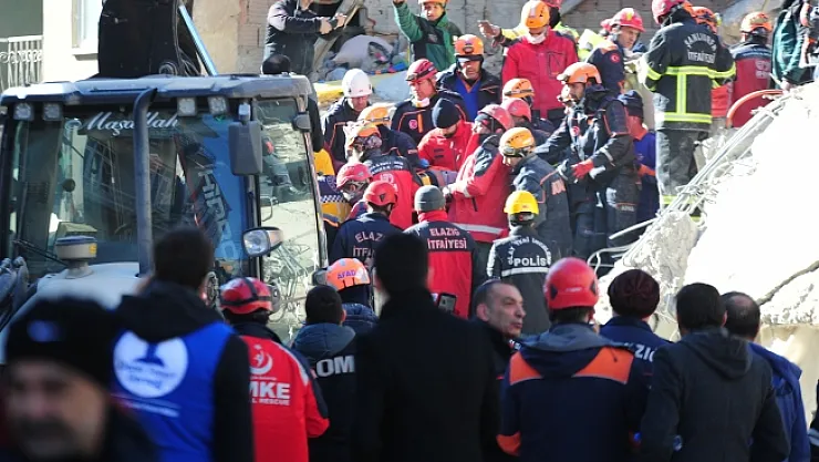 Enkazdan 8 kişi kurtarıldı 1 kişi hayatını kaybetti!