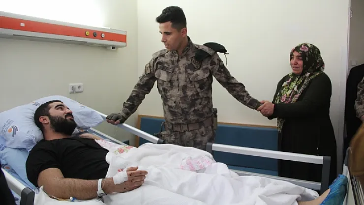 Kahraman özel harekatçı kurtardığı depremzedeyi ziyaret etti