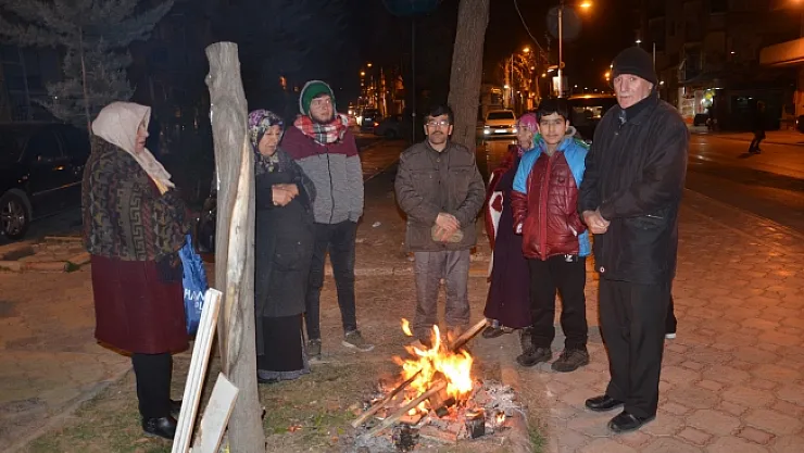 Malatyalılar geceyi sokaklarda geçirdi!