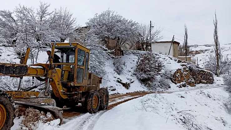 Pütürge'de karla mücadele sürüyor...