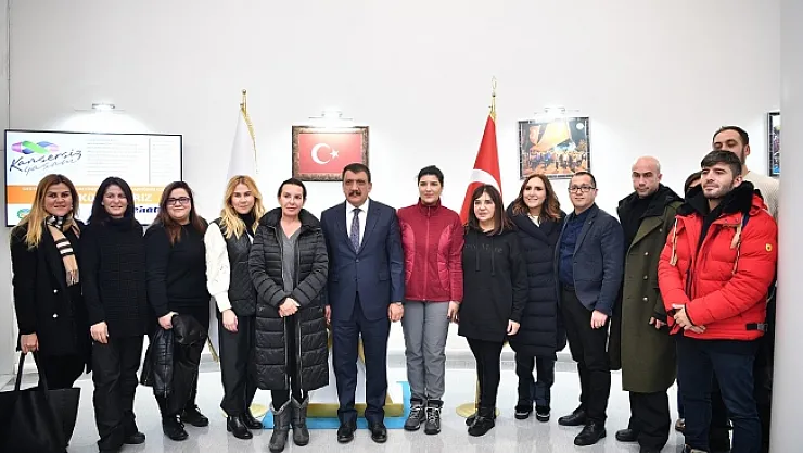 Sanatçılar deprem bölgesini ziyaret etti