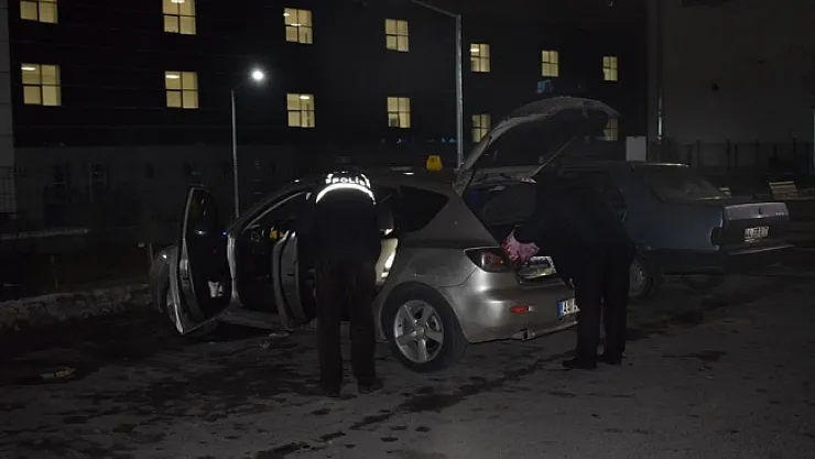 Seyir halindeki araçta silahla kendini vurdu