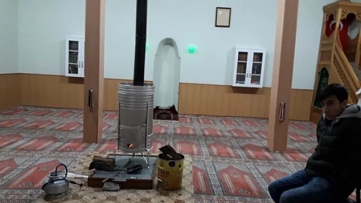 Vatandaşlar deprem sonrası camilere sığındı!