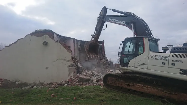 Yeşilyurt'ta metruk binalar bir bir yıkılıyor