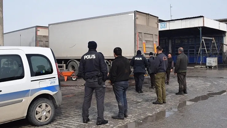 11 tonluk TIR dorsesinin altında kalan işçi yaralandı!