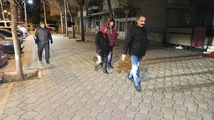 4,9 şiddetindeki deprem sonrası vatandaşlar geceyi sokakta geçirdi!