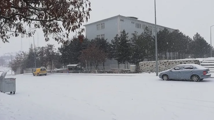 Arguvan'da ulaşıma kar engeli!