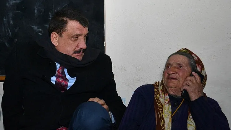 Depremzede Cemile teyzeye Başkan Gürkan sahip çıktı