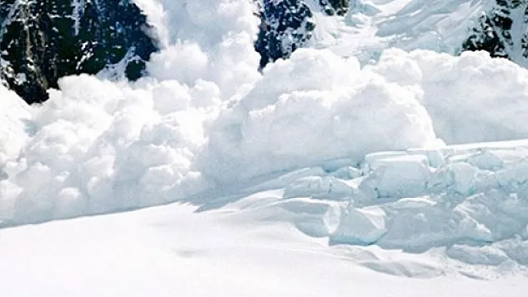 Depremzedelere yardım götüren ekibe çığ engeli!