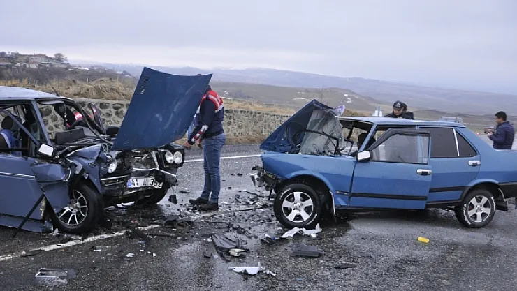 İki otomobil kafa kafaya çarpıştı: 5 yaralı