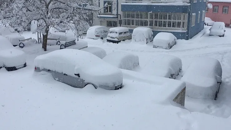 Kar hayatı olumsuz etkiliyor: Ulaşım sağlanamıyor!