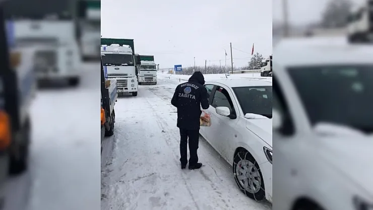 Karda mahsur kalan vatandaşlara kumanya dağıtıldı