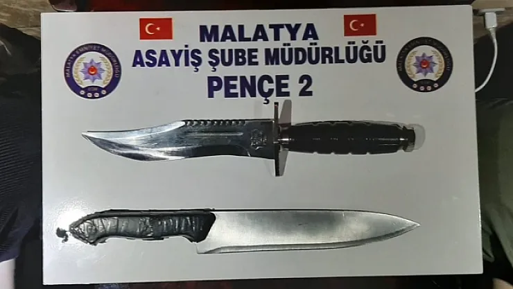 Malatya'da Mavzer tüfek ile kesici aletler ele geçirildi