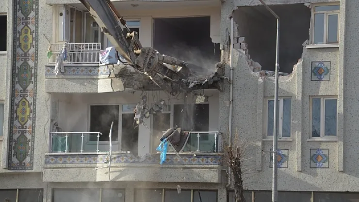 Malatya'da hasarlı binalar yıkılıyor!